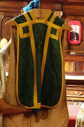 Dalmatica lato d’avanti verde con contorno ricamato color oro
