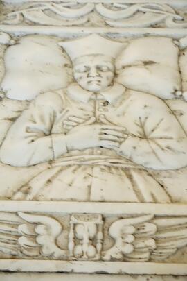 elemento decorative di lastra tombale