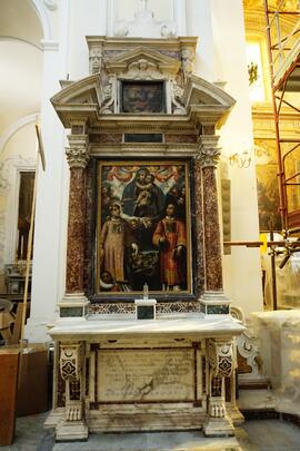 mostra d’altare motivi marmorei a volute, architettonici e scolpiti
