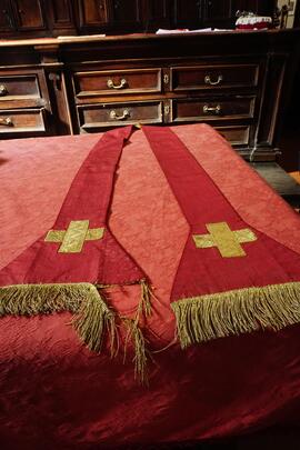 Estola Sacerdotal tinta unita rossa con croci oro 1