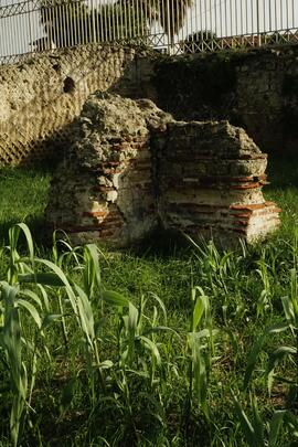 Resti di murazione romana in Liternum