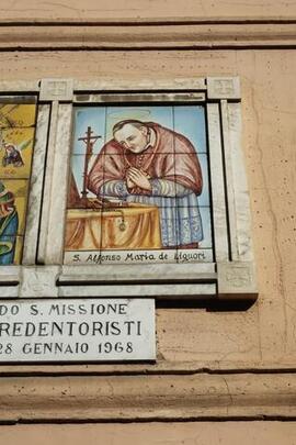 Elemento decorativo esterno di opera commemorativa