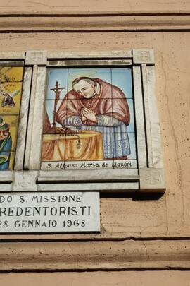 Elemento decorativo esterno di opera commemorativa