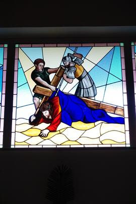 Vetrata raffigurante la III stazione della Via Crucis