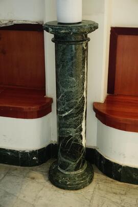 Colonnina in marmo (2)