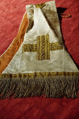 manipolo paramento liturgico color perla con croci ricamate color oro e contorni color oro