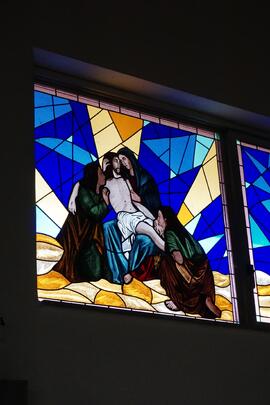 Vetrata raffigurante la XII stazione della Via Crucis