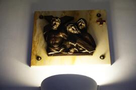 Quadretto della V stazione della Via Crucis