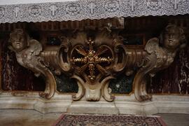 altare con croce barocca