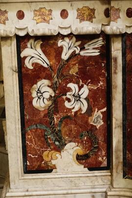 Dettaglio altare in marmo