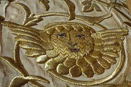 Dalmatica lato avanti ricamata color porpora e oro dettaglio sole con ali