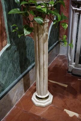Colonnina in marmo (2)