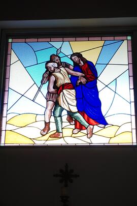 Vetrata raffigurante la I stazione della Via Crucis