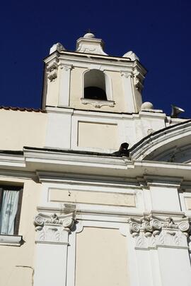 Campanile a cuspide, posto sull 'ato sinistro ,inglobato nella facciata