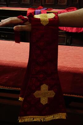 manipolo paramento liturgico color rosso con sfondo ricamato e croci color oro