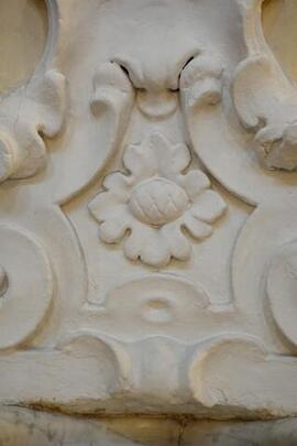 decorazione in stucco per acquasantiera