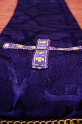 estola sacerdotale aperta color viola dettaglio ricamato croce viola