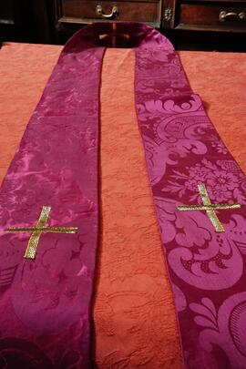 estola sacerdotale colore viola con ricami e croce oro