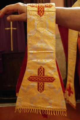 manipolo paramento liturgico color oro con croce rossa