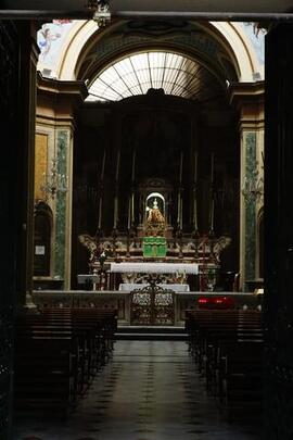 Navata centrale con altare