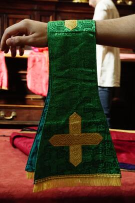 manipolo paramento liturgico color verde smeraldo e croci ricamate color oro