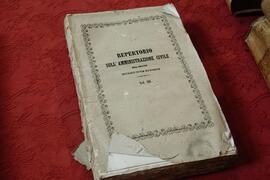 Interno Libro antico in copertina rigida n.32