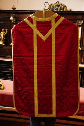 Dalmatica rossa con fantasia croci