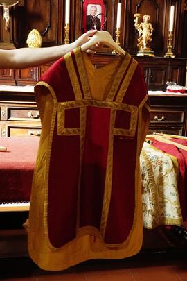 Dalmatica lato avanti rossa con contorni ricamati e decorate color oro