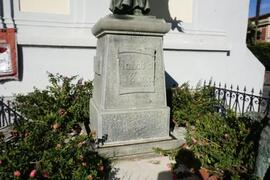 Decorazione di basamento statua