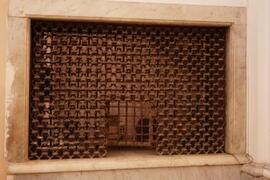 serie di grate in ferro ad uso conventuale
