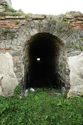 Resti di murazione con arco