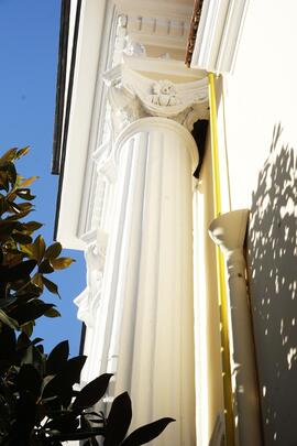 Serie decorative di facciata: capitelli