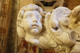 scultura putto