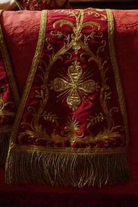 Estola Sacerdotale color rosso  dettaglio ricamo centrale color oro