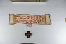 Affresco di una pergamena con scritte in latino (5)