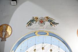 Affresco di angeli con stemma del Sacro Cuore di Gesu