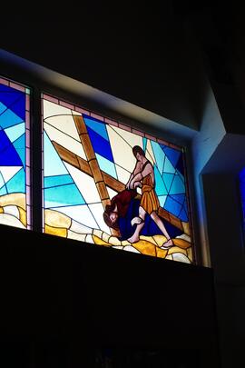 Vetrata raffigurante la IX stazione della Via Crucis