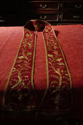 Estola Sacerdotale color rosso con ricami floreali color oro