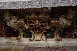 altare con croce barocca