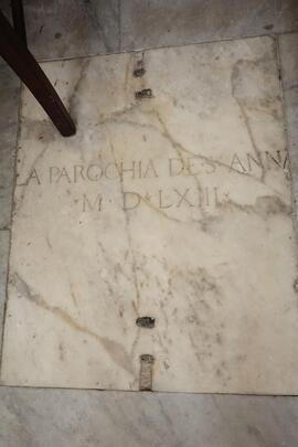 Lastra in marmo della parrocchia di s. Anna