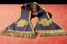manipolo paramento liturgico color viola con contorno ricamato e croci color oro
