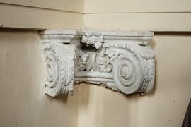 Particolare di capitello di una semi colonna
