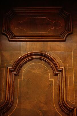 Rilievo decorativo in legno sulla porta Madonna delle Grazie